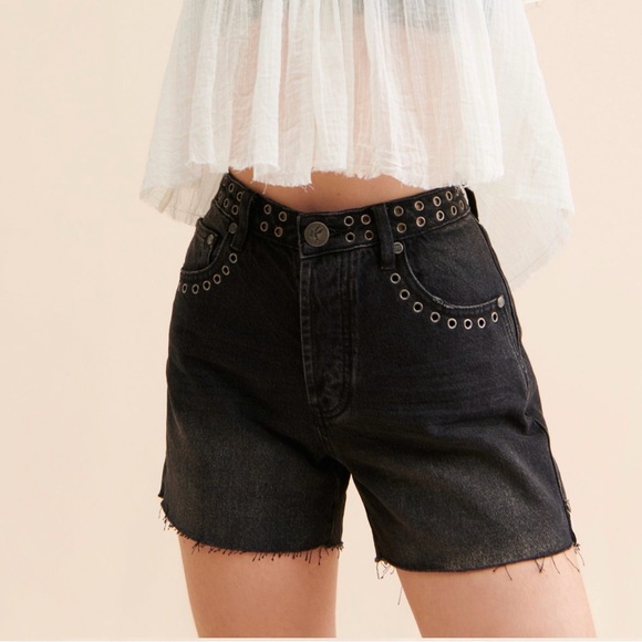 One Teaspoon Pants - One Teaspoon High Waist Mom Shorts with Eyelet Accents 28